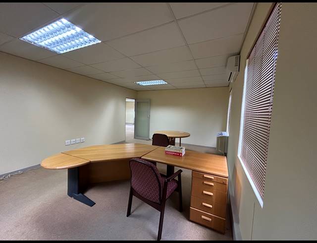 122M² OFFICE TO LET IN KENILWORTH